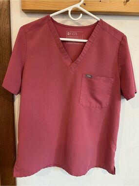 FIGS women’s SET  V‑Neck Scrub set in Dusty Rose